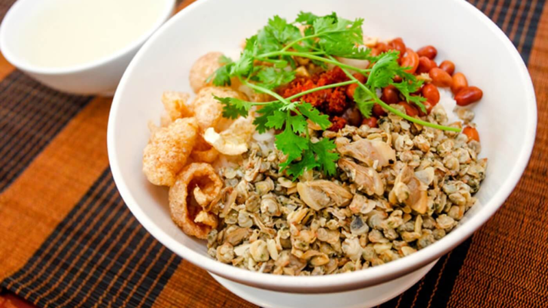 Com Hen Con Hen – local rice clam dish Hue Vietnam