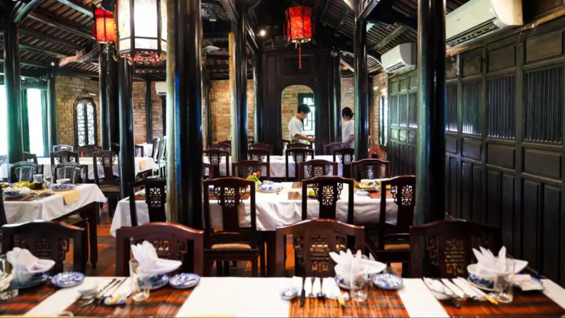 Y Thao Garden Restaurant Hue – royal dining in garden setting