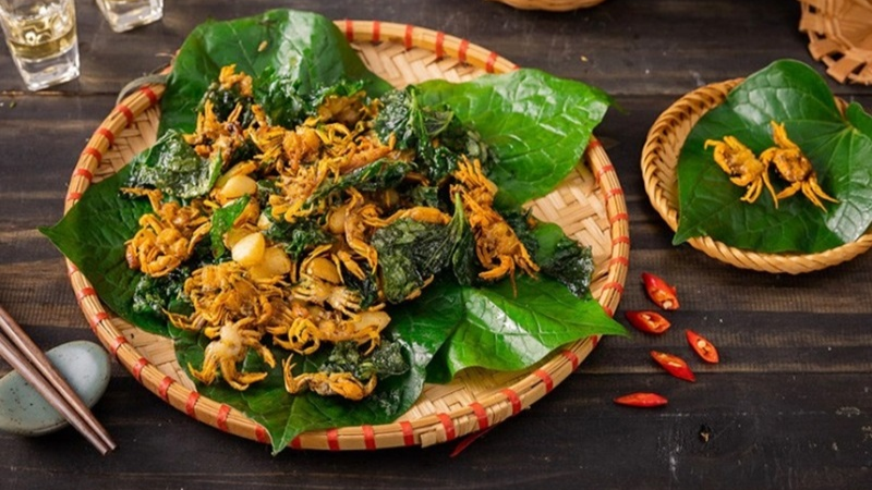 Mountain goat meat and crispy rice served on a Ninh Binh day tour from Hanoi