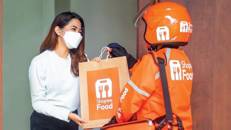 Ordering local Vietnamese dishes using ShopeeFood app