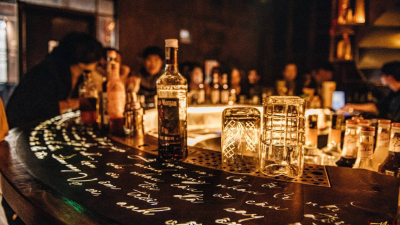 Cocktail Bars in Hanoi: A Complete Guide to the Capital’s Most Stylish Nightlife Spots 4 Nê Cocktail Bar Hanoi attracts guests with creative Vietnamese-inspired drinks