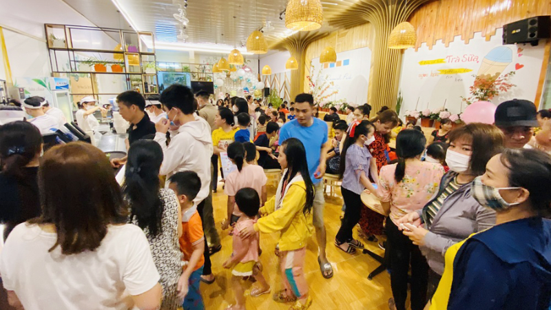 Crowded Ha Long pearl yogurt shop in Ha Long Bay