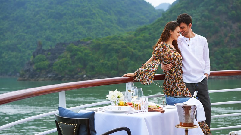 Paradise Delight Cruise Halong Bay: A Luxurious Dining Voyage Across the Wonder Bay 2 Paradise Delight Cruise Halong Bay 5-star dining experience with night view of Ha Long