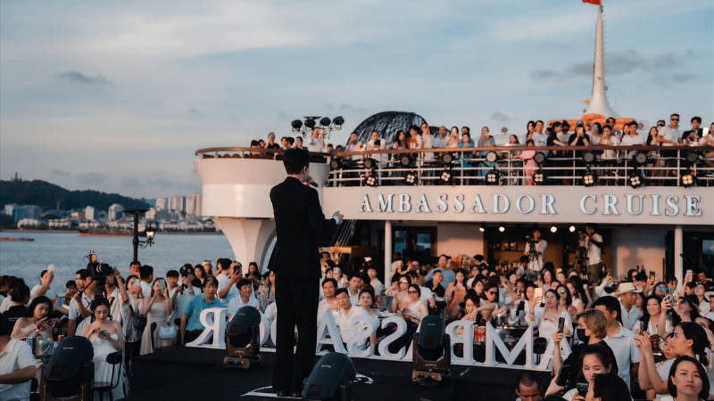 Paradise Delight Cruise Halong Bay: A Luxurious Dining Voyage Across the Wonder Bay 4 Musicians performing on Paradise Delight Cruise Halong Bay during dinner