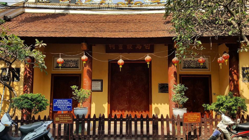 Hanoi 36 Streets — A Gentle Walking Guide Through the Old Quarter’s Living History 4 Bạch Mã Temple — a quiet ritual space tucked into the heart of Hanoi 36 Streets