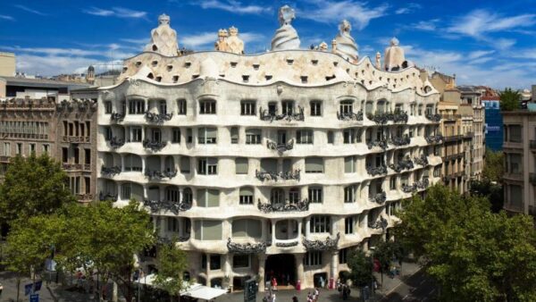 Toa nha Casa Mila