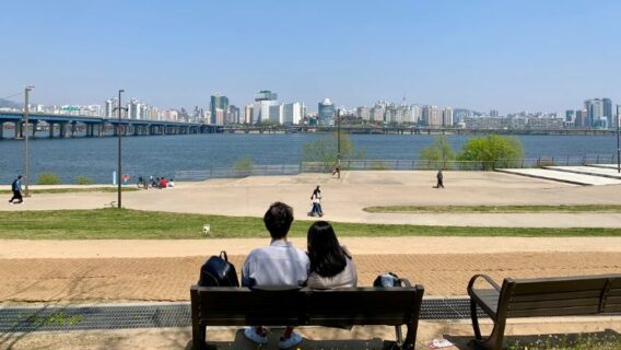 Cặp đôi thư giãn tại công viên Yeouido