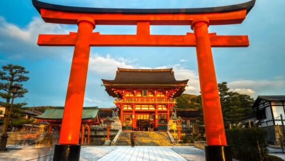 Đền thờ Fushimi Inari Taisha với kiến trúc ấn tượng