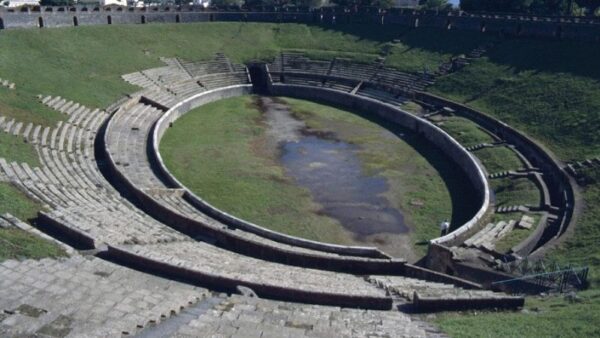 Nha hat vong tron cua Pompeii
