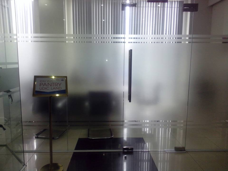 Decal dán kính mờ cửa kính văn phòng - Ảnh 4