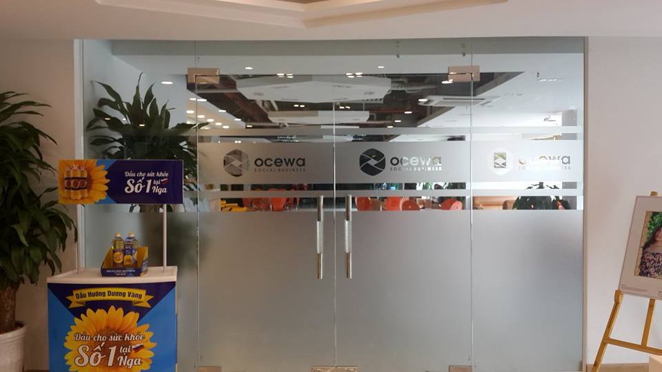 Decal dán kính mờ cửa kính văn phòng