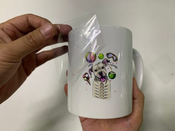 So sánh decal UV và decal thường lựa chọn loại nào phù hợp với nhu cầu và chi phí