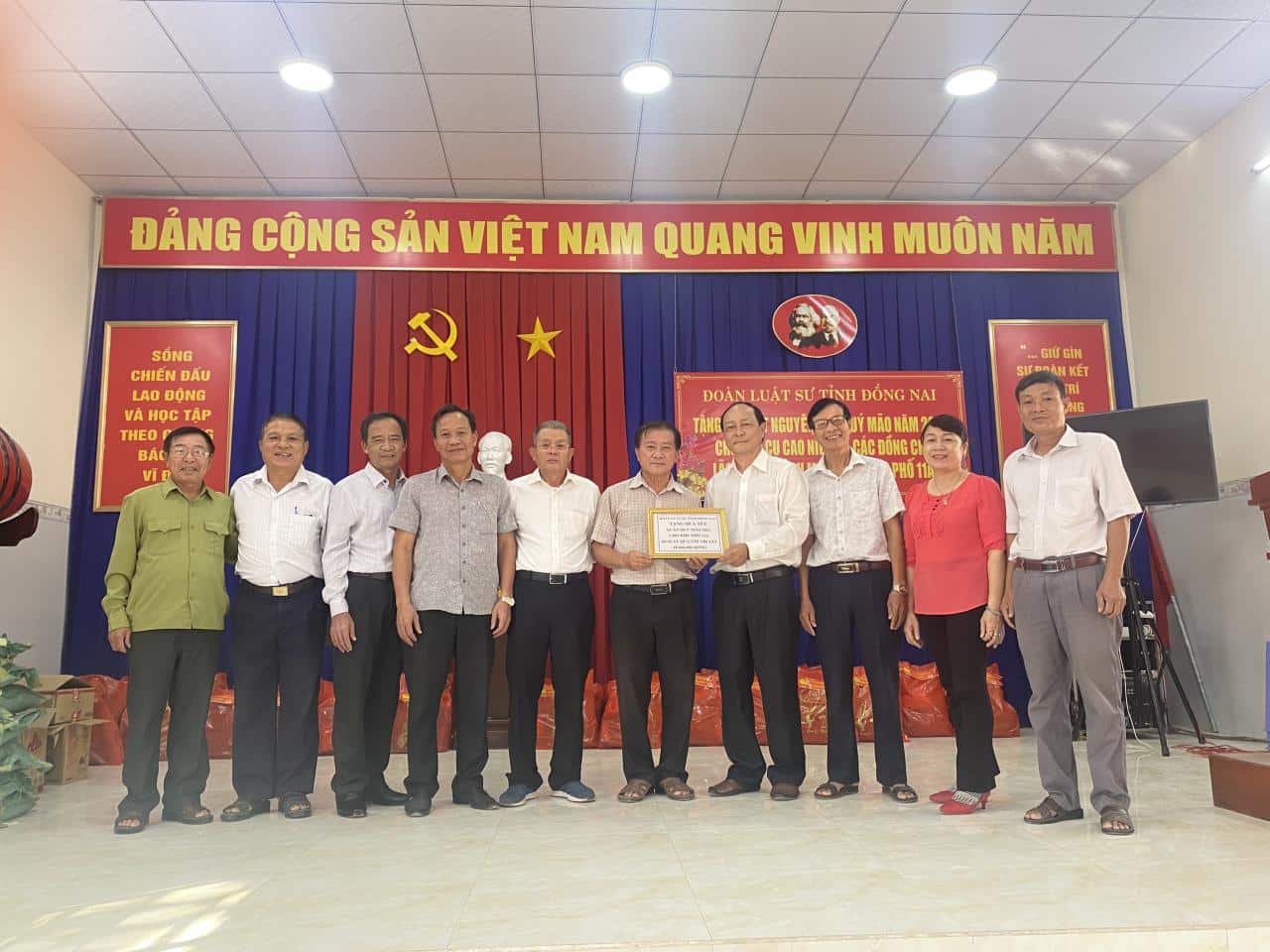 Đoàn Luật sư tỉnh Đồng Nai tặng quà người cao tuổi và các đảng viên lão thành cách mạng 1 63c7ebea4af22