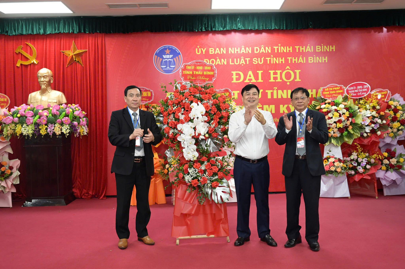 Lãnh đạo tỉnh Thái Bình tặng hoa chúc mừng Đoàn Luật sư tỉnh Thái Bình.