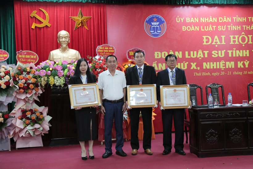 Lãnh đạo Sở Tư pháp Thái Bình tặng bằng khen của UBND tỉnh cho cá nhân có thành tích xuất sắc trong hành nghề luật sư cũng như đóng góp xây dựng ngành tư pháp tỉnh Thái Bình.