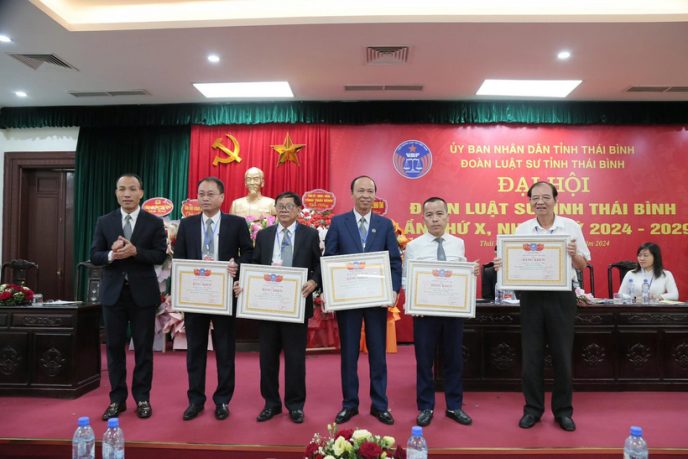 Đại diện Liên Đoàn Luật sư Việt Nam trao bằng khen cho các tập thể, cá nhân có thành tích xuất sắc trong hành nghề luật sư.