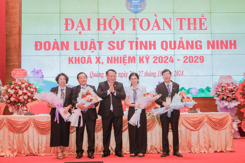 Chủ nhiệm Đoàn Luật sư tỉnh Quảng Ninh khóa X tặng hoa chia tay các thành viên Ban Chủ nhiệm và Hội đồng Khen thưởng, Kỷ luật nhiệm kỳ IX (2018-2023) không tham gia khóa mới.