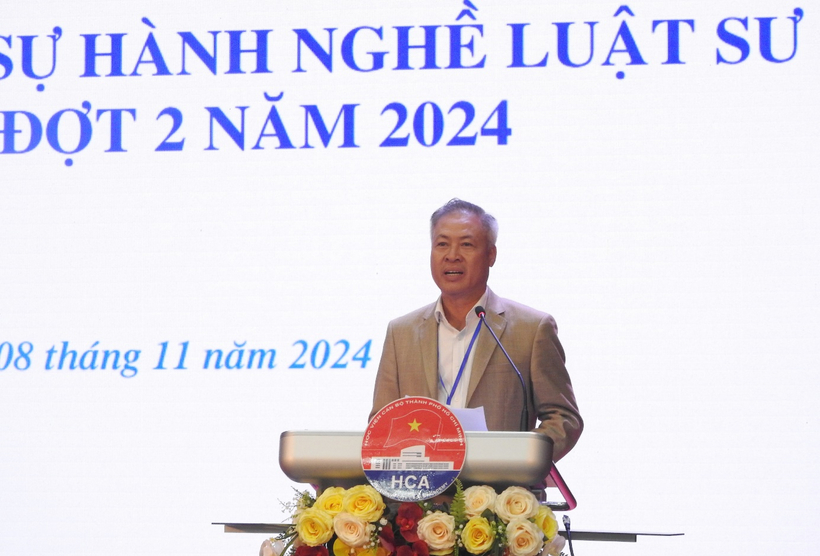 Luật sư Hồng Nguyên, Trưởng Cơ quan đại diện Liên đoàn Luật sư Việt Nam tại TP. Hồ Chí Minh quán triệt nội quy quy định nhiệm vụ quyền hạn của thí sinh tham dự kỳ kiểm tra.