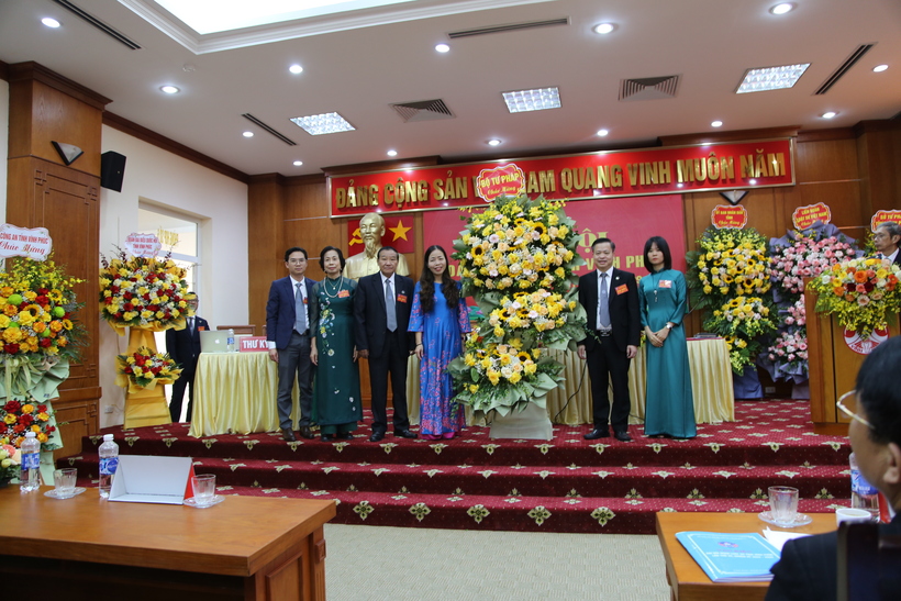 Bà Đặng Kim Hoa, Phó Cục trưởng Cục Bổ trợ tư pháp, Bộ Tư pháp tặng hoa chúc mừng Đại hội.