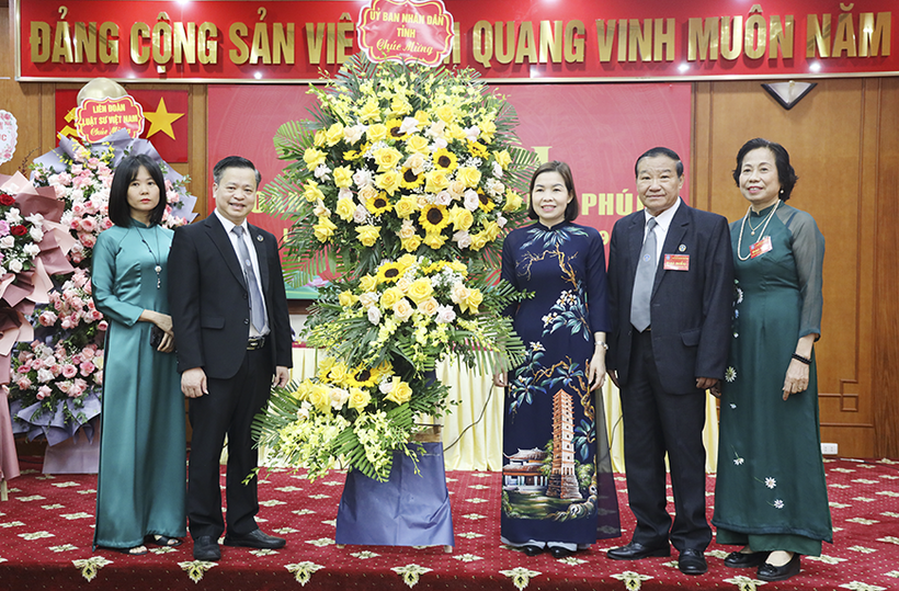 Bà Phùng Thị Kim Nga, Tỉnh ủy viên, Phó Chủ tịch UBND tỉnh Vĩnh Phúc đến dự và chúc mừng Đại hội Đoàn Luật sư tỉnh Vĩnh Phúc.