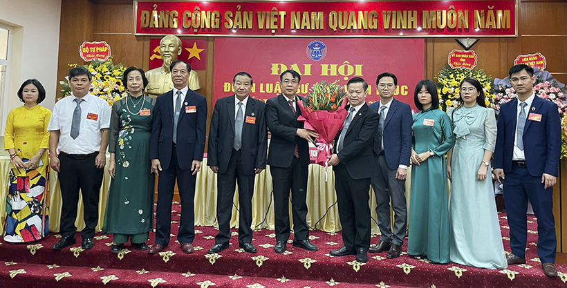 Ông Vũ Giang Hậu, Giám đốc Sở Tư pháp tỉnh Vĩnh Phúc tặng hoa chúc mừng Ban chủ nhiệm và Hội đồng Khen thưởng, Kỷ luật Đoàn Luật sư tỉnh Vĩnh Phúc nhiệm kỳ 2024-2029.