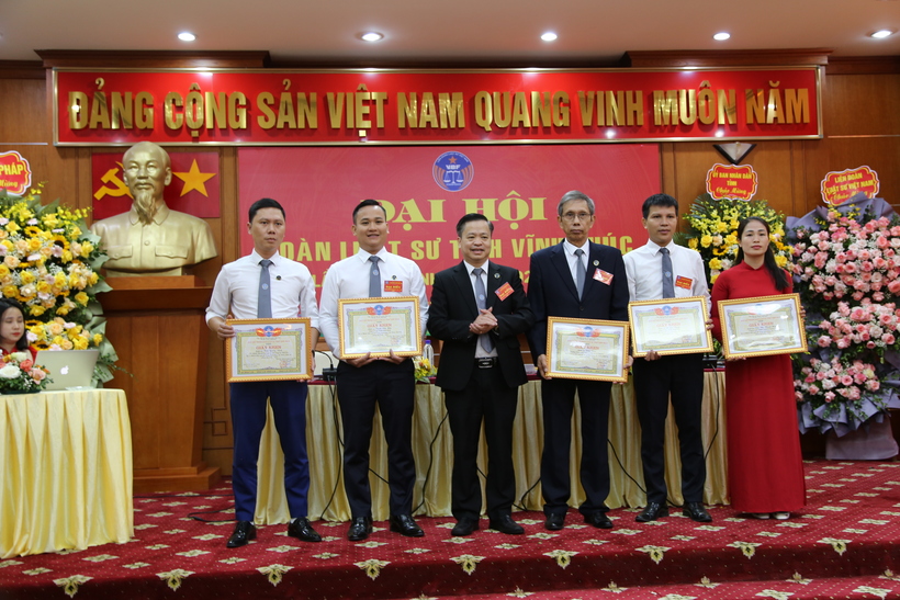 Luật sư Tạ Ngọc Toàn, Chủ nhiệm Đoàn Luật sư tỉnh Vĩnh Phúc trao Bằng khen cho các cá nhân xuất sắc trong hành nghề luật sư.