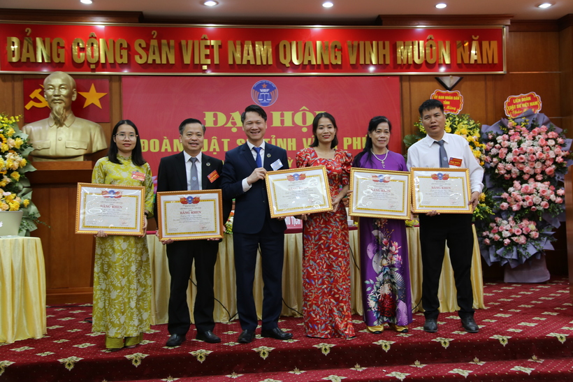 Luật sư Trần Văn An, Trưởng Ban đạo đức nghề nghiệp, Liên đoàn Luật sư Việt Nam trao Bằng khen cho các cá nhân xuất sắc trong hành nghề luật sư.
