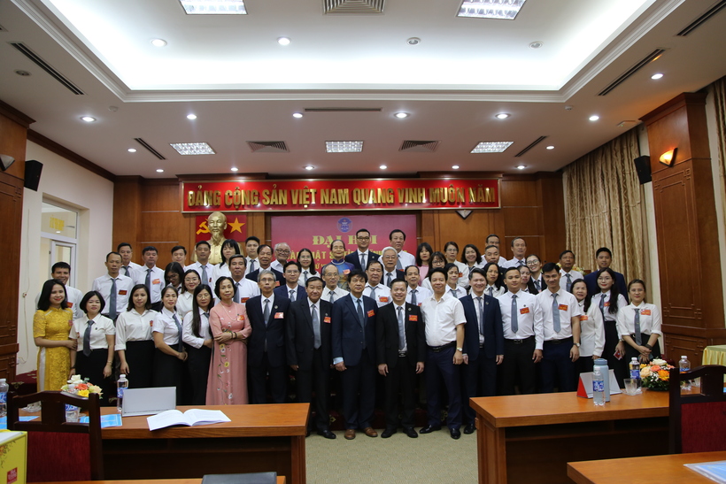 Các đại biểu chụp ảnh lưu niệm.