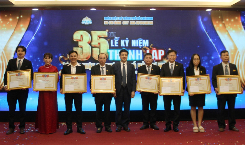 Tiến sĩ, Luật sư Đỗ Ngọc Thịnh trao tặng Bằng khen của Liên đoàn Luật sư Việt Nam cho các tổ chức hành nghề Luật sư, Luật sư vì đã có thành tích xây dựng và phát triển Đoàn Luật sư và hành nghề Luật sư năm 2024.