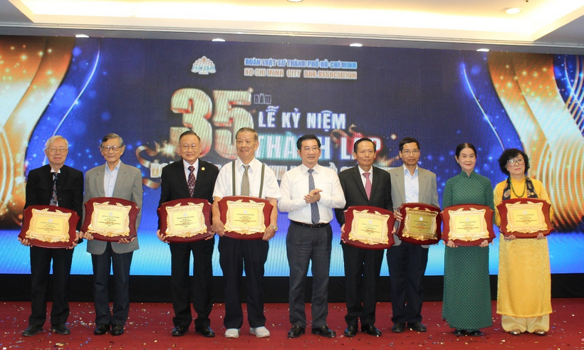 Ông Dương Ngọc Hải, Phó Chủ tịch thường trực UBND TP. Hồ Chí Minh trao tặng biểu trưng tri ân thế hệ Luật sư đầu tiên của Đoàn Luật sư TP. Hồ Chí Minh.