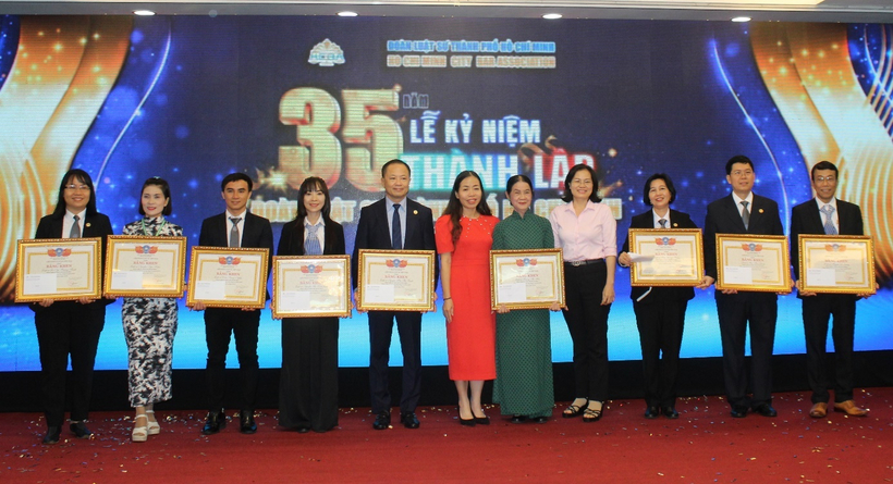 Bà Đặng Kim Hoa, Phó Cục trưởng Cục Bổ trợ tư pháp và bà Nguyễn Thị Hồng Hạnh, Giám đốc Sở Tư pháp trao tặng Bằng khen của Liên đoàn Luật sư Việt Nam cho các tổ chức, cá nhân.