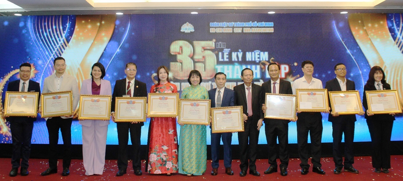 Tiến sĩ, Luật sư Phan Trung Hoài, Phó Chủ tịch Liên Đoàn Luật sư Việt Nam, Phó Chủ nhiệm Đoàn Luật sư TP. Hồ Chí Minh trao tặng Bằng khen của Liên đoàn cho các tổ chức, cá nhân.