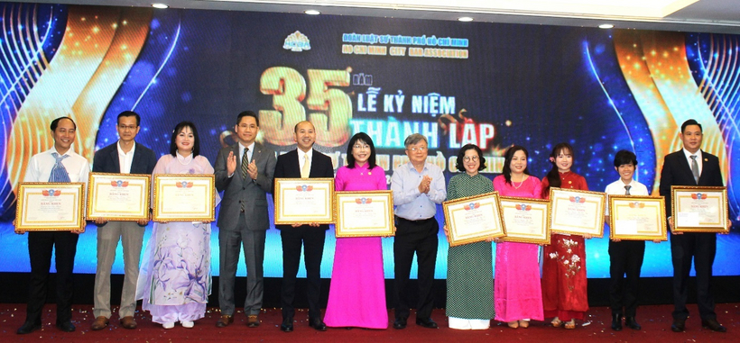 Luật sư Nguyễn Hải Nam, Phó Chủ tịch Liên Đoàn Luật sư Việt Nam, Phó Chủ nhiệm Đoàn Luật sư TP. Hồ Chí Minh trao tặng Bằng khen của Liên đoàn cho các tổ chức, cá nhân.