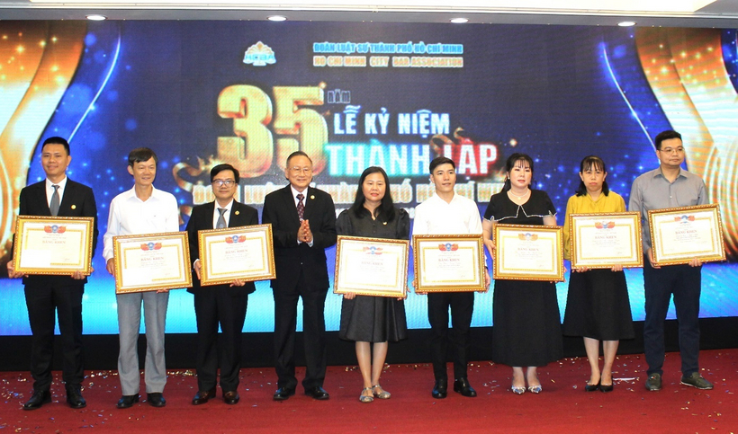 Luật sư Nguyễn Văn Trung, Chủ nhiệm Đoàn Luật sư TP. Hồ Chí Minh trao tặng Bằng khen của Liên đoàn Luật sư Việt Nam cho các tổ chức, cá nhân.