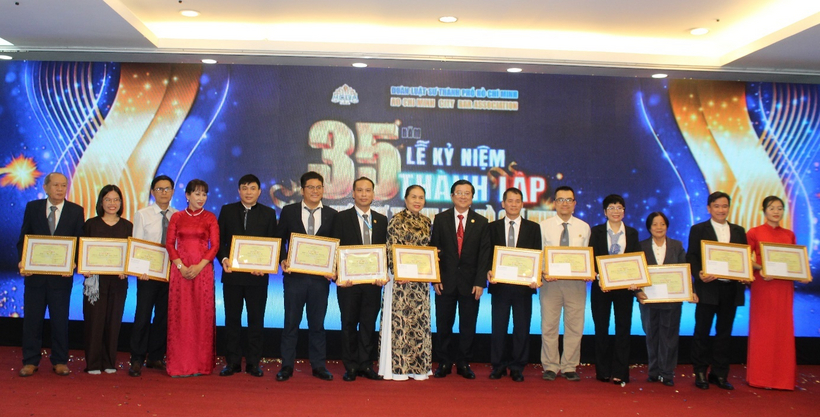Luật sư Nguyễn Văn Hậu, Ủy viên Ban Thường vụ, Chủ nhiệm Cơ quan truyền thông Liên đoàn Luật sư Việt Nam, Phó Chủ nhiệm Đoàn Luật sư TP. Hồ Chí Minh trao tặng Giấy khen của Đoàn Luật sư cho tổ chức, cá nhân.