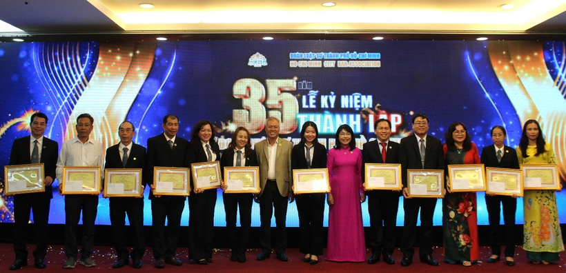Luật sư Lê Hồng Nguyên, Ủy viên Ban Thường vụ, Trưởng Cơ quan đại diện Liên đoàn Luật sư Việt Nam tại TP. Hồ Chí Minh trao tặng Giấy khen của Đoàn Luật sư cho các tổ chức, cá nhân.
