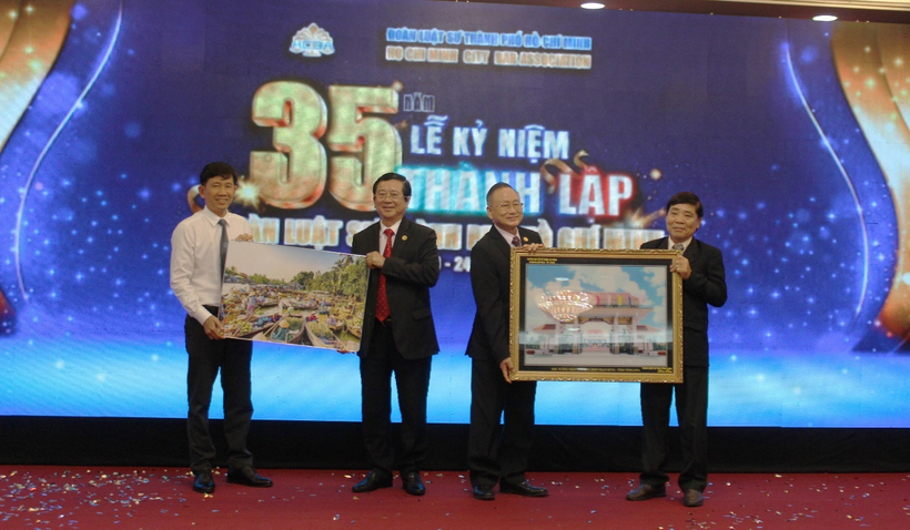 Ban Chủ nhiệm nhận quà tặng kỷ niệm từ Đoàn Luật sư Cần Thơ và Đoàn Luật sư Vĩnh Long.