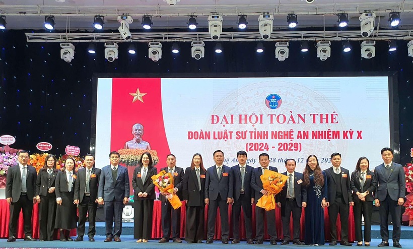 Trao bằng khen cho các đơn vị, cá nhân có thành tích xuất sắc tại Đại hội.