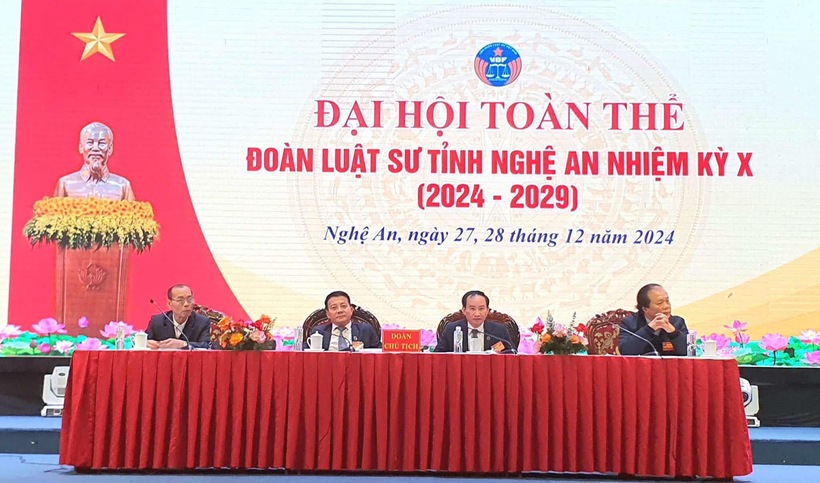 Đoàn Chủ tịch chủ trì Đại hội.