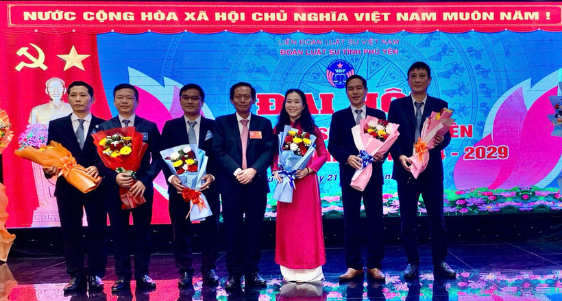Tiến sĩ, Luật sư Phan Trung Hoài, Phó Chủ tịch Liên đoàn Luật sư Việt Nam tặng hoa chúc mừng thành công Đại hội.