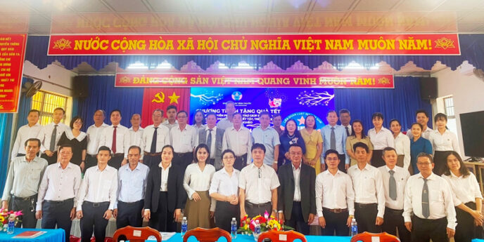 Các đại biểu tham dự chụp hình lưu niệm.