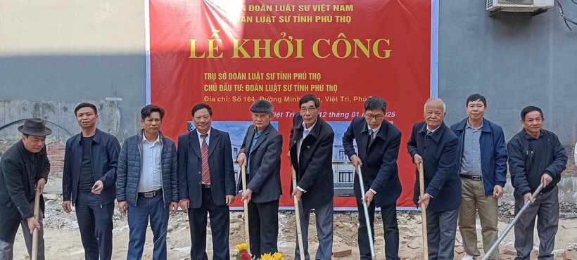 Các đại biểu thực hiện nghi thức động thổ tại lễ khởi công.