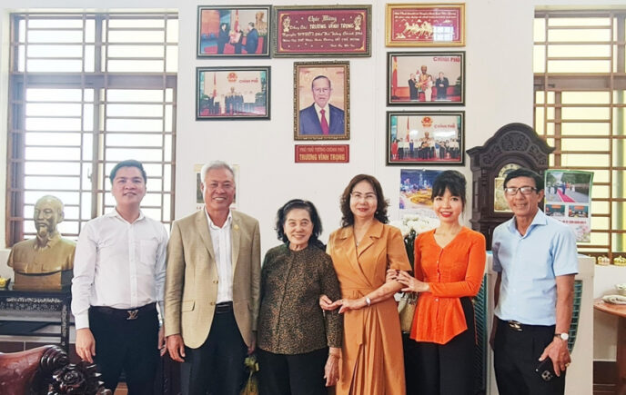 Luật sư Lê Hồng Nguyên cùng Đoàn chụp hình lưu niệm cùng thân nhân gia đình nguyên Phó Thủ tướng Trương Vĩnh Trọng.