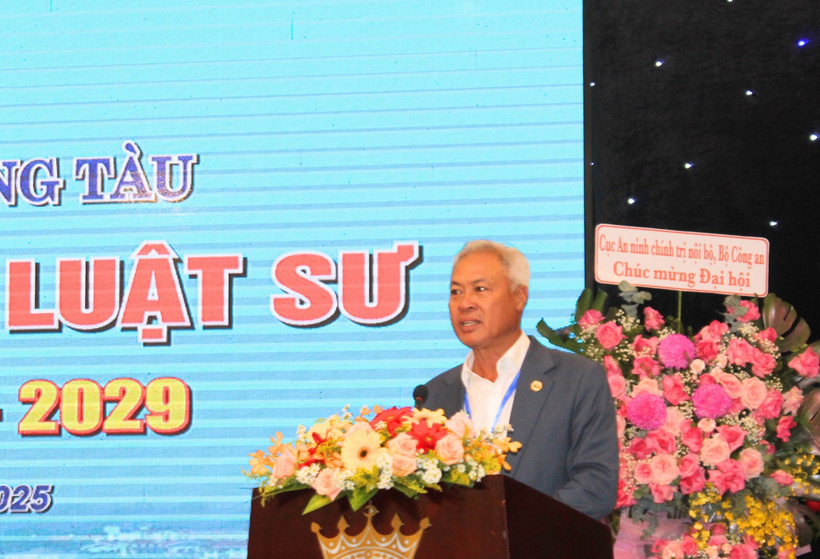 Đoàn Luật sư tỉnh Bà Rịa - Vũng Tàu tổ chức thành công Đại hội nhiệm kỳ VIII (2024 - 2029 ) 2 Luật sư Lê Hồng Nguyên, Uỷ viên Ban Thường vụ, Trưởng Cơ quan đại diện Liên đoàn tại TP. Hồ Chí Minh, thừa ủy quyền của Chủ tịch Liên đoàn Luật sư Việt Nam phát biểu tại Đại hội.