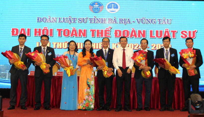 Đoàn Luật sư tỉnh Bà Rịa - Vũng Tàu tổ chức thành công Đại hội nhiệm kỳ VIII (2024 - 2029 ) 7 Bà Đặng Kim Hoa, Phó Cục trưởng Cục Bổ trợ tư pháp và ông Lê Ngọc Khánh, Phó Chủ tịch UBND tỉnh tặng hoa chúc mừng Ban Chủ nhiệm Đoàn Luật sư tỉnh Bà Rịa - Vũng Tàu nhiệm kỳ VIII (2024 - 2029).