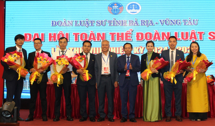 Đoàn Luật sư tỉnh Bà Rịa - Vũng Tàu tổ chức thành công Đại hội nhiệm kỳ VIII (2024 - 2029 ) 8 Luật sư, Tiến sĩ Phan Trung Hoài và Luật sư Lê Hồng Nguyên tặng hoa chúc mừng Hội đồng Khen thưởng, Kỷ luật Đoàn Luật sư tỉnh Bà Rịa - Vũng Tàu nhiệm kỳ VIII (2024 - 2029).
