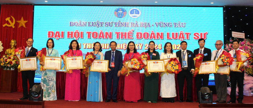 Đoàn Luật sư tỉnh Bà Rịa - Vũng Tàu tổ chức thành công Đại hội nhiệm kỳ VIII (2024 - 2029 ) 9 Luật sư Phan Trung Hoài, Phó Chủ tịch Liên đoàn Luật sư Việt Nam trao tặng Bằng khen của Liên đoàn Luật sư Việt Nam cho các Luật sư, tổ chức hành nghề luật sư đã có thành tích trong xây dựng Đoàn Luật sư và hoạt động hành nghề luật sư nhiệm kỳ VII (2019 - 2024).