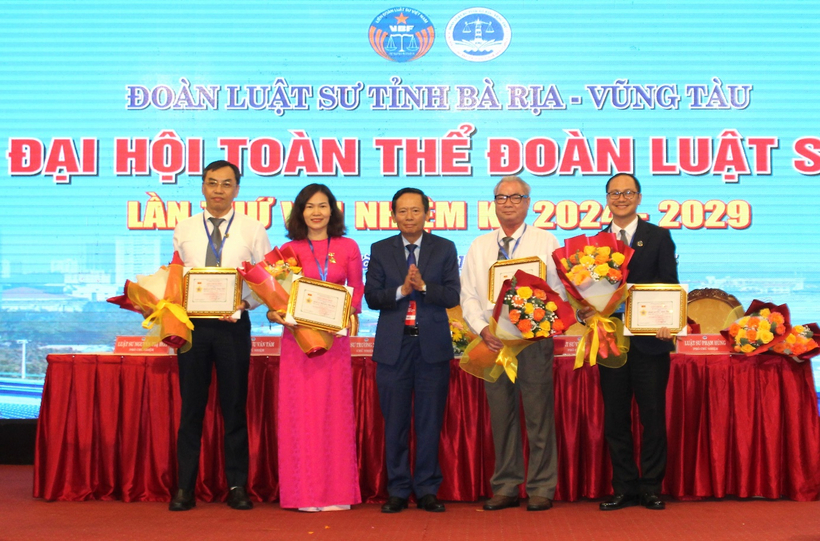 Đoàn Luật sư tỉnh Bà Rịa - Vũng Tàu tổ chức thành công Đại hội nhiệm kỳ VIII (2024 - 2029 ) 10 Luật sư Phan Trung Hoài, Phó Chủ tịch Liên đoàn Luật sư Việt Nam trao tặng Kỷ niệm chương “Vì sự nghiệp phát triển Luật sư Việt Nam” cho Luật sư có thời gian hành nghề trên 15 năm.