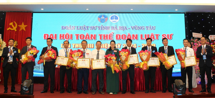 Đoàn Luật sư tỉnh Bà Rịa - Vũng Tàu tổ chức thành công Đại hội nhiệm kỳ VIII (2024 - 2029 ) 11 Luật sư Trương Xuân Tám và Luật sư Vũ Anh Thao trao tặng Giấy khen của Ban Chủ nhiệm cho tổ chức hành nghề luật sư, Luật sư vì đã có thành tích trong xây dựng và phát triển Đoàn Luật sư Bà Rịa - Vũng Tàu nhiệm kỳ VII.