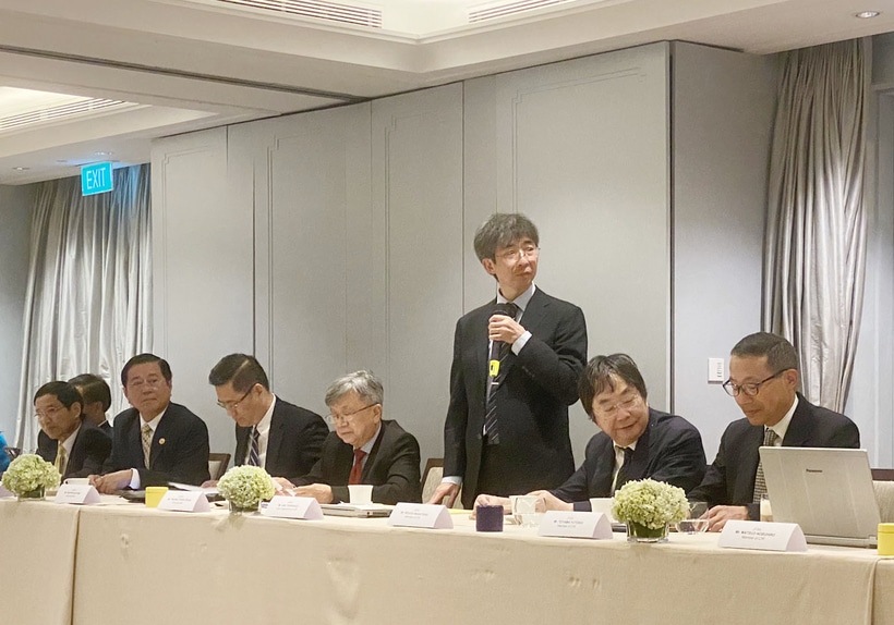Luật sư Abe Yoshikazu giới thiệu các thành viên đoàn công tác Liên đoàn Luật sư Nhật Bản.